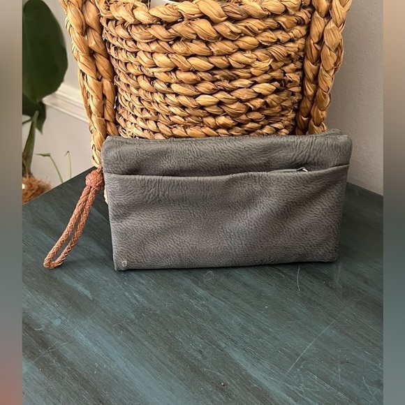 Free People Handbags - FREE PEOPLE wallet/wristlet in Deep Grey with large zipper.